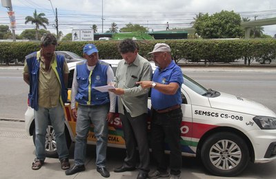 Agentes da Semscs fiscalizam publicidade irregular e poluição visual em Maceió