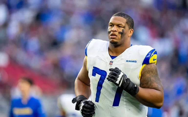 Jogador de linha ofensiva Alaric Jackson, do Los Angeles Rams, foi preso sob suspeita de violência doméstica qualificada.