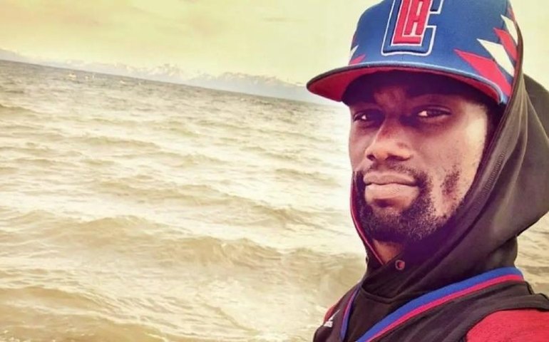 Policiais envolvidos na morte de jovem negro são culpados por manipular testemunhas nos EUA