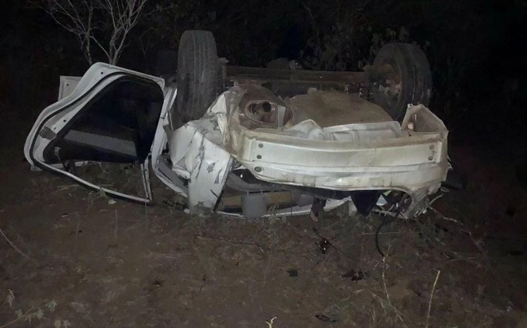 Homem preso às ferragens após carro capotar em Palmeira dos Índios é transferido para o HEA