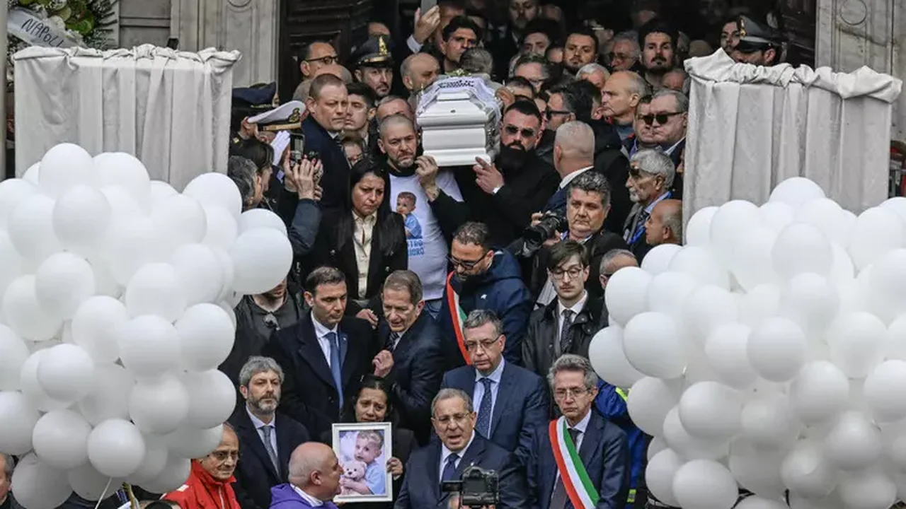 Funeral de criança que recebeu coração danificado causa comoção na Itália