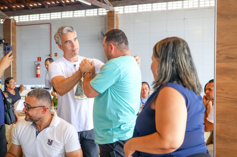 Rafael Brito cobra compromisso da prefeitura com servidores da Educação de Maceió
