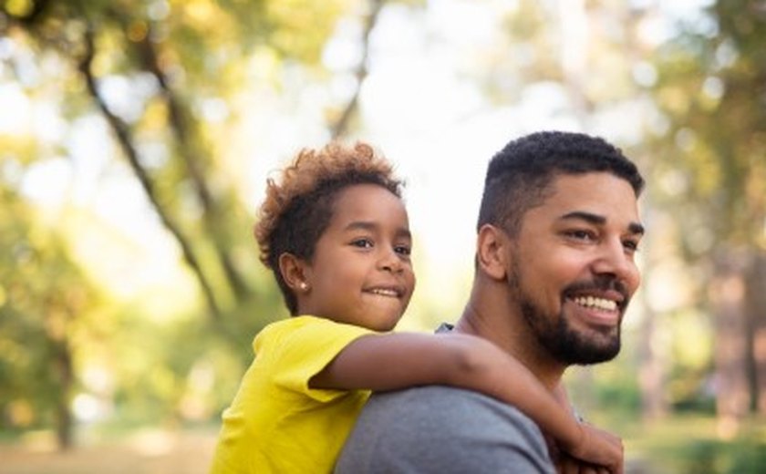Qual é a importância da figura paterna para o desenvolvimento de crianças e adolescentes?
