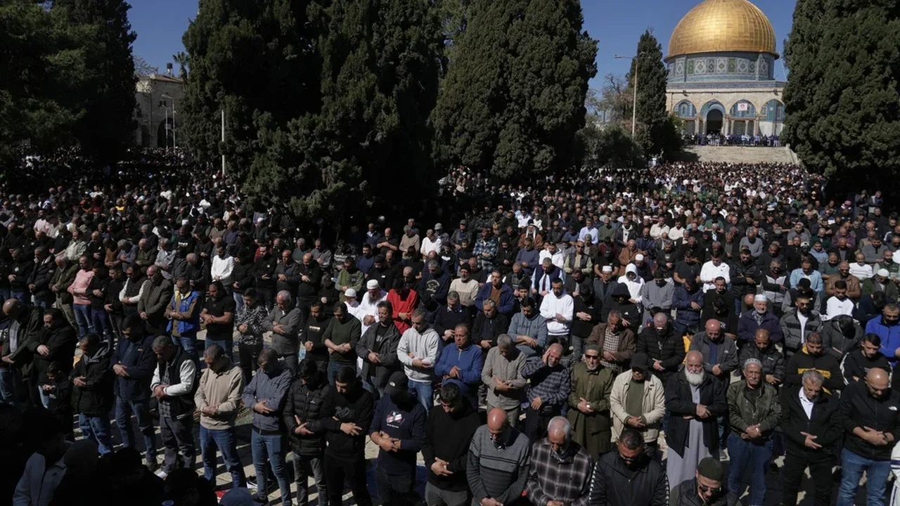 As primeiras orações de sexta-feira do Ramadã foram realizadas na mesquita de Al-Aqsa, em Jerusalém, desde o cessar-fogo