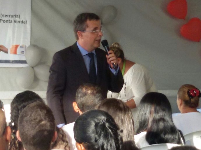 Justiça Itinerante oficializa união de 32 casais em empresa de Maceió