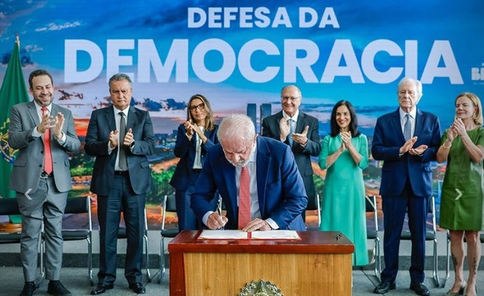 Lula assina o veto integral durante cerimônia no Palácio do Planalto