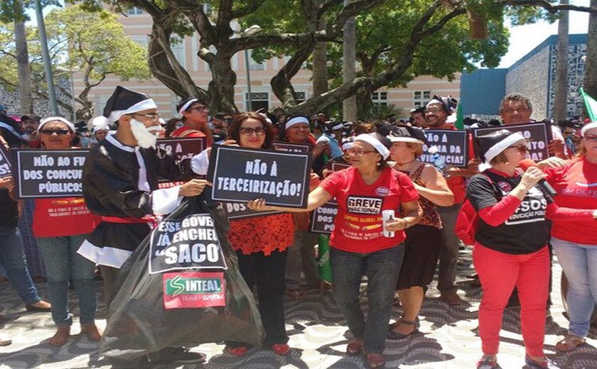 Manifestantes protestam contra a PEC dos gastos públicos em Maceió