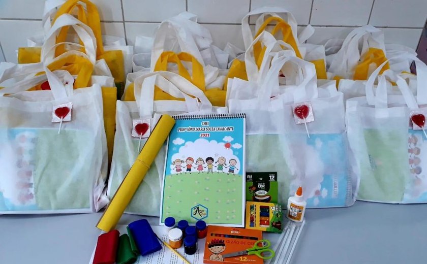 Kits escolares promovem atividades de interação para crianças da rede municipal