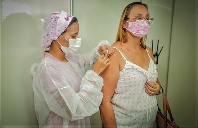 Secretaria de Saúde de Penedo vacina gestantes e puérperas dos grupos prioritário
