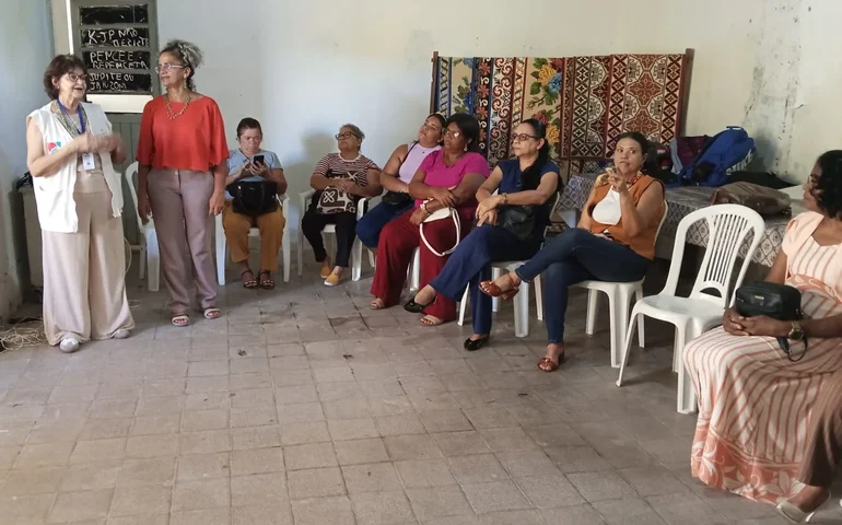 Mulheres artesãs participam de roda de diálogo sobre Economia Popular e Solidária em Lagoa do Carro