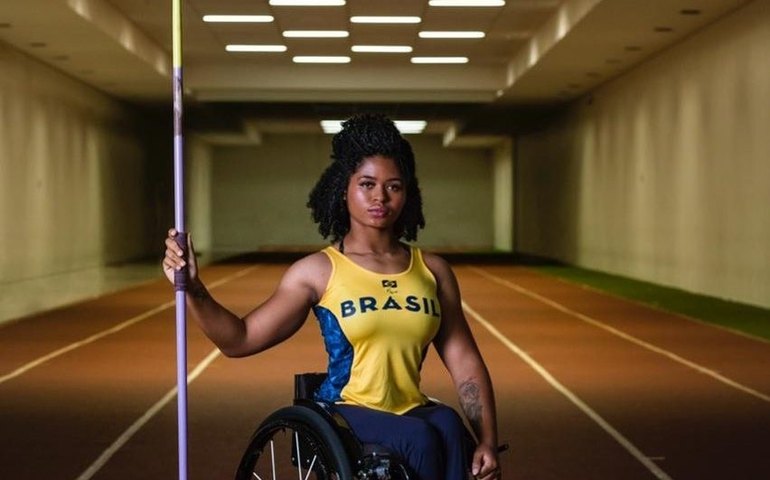 Recordista mundial no dardo paralímpico, Raissa Rocha usa CNH contra preconceito