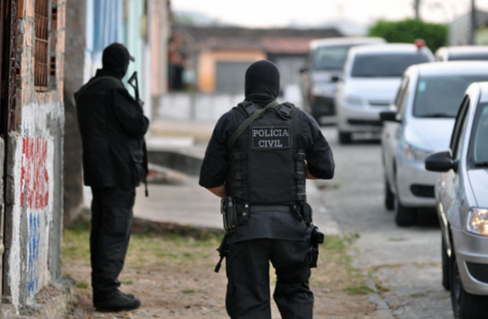 Casal suspeito de tráfico de drogas entra em confronto com a polícia em Propriá