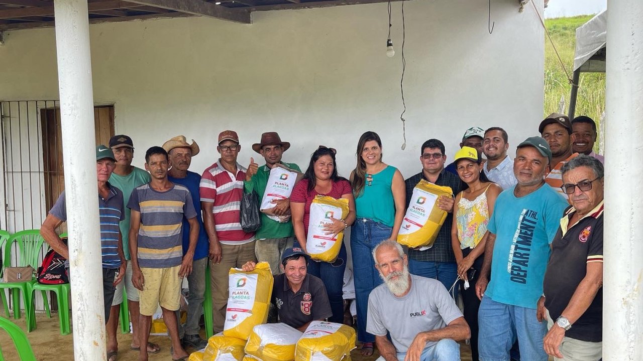 Prefeita Marcela Gomes fomenta produção agrícola em Novo Lino com entrega de sementes