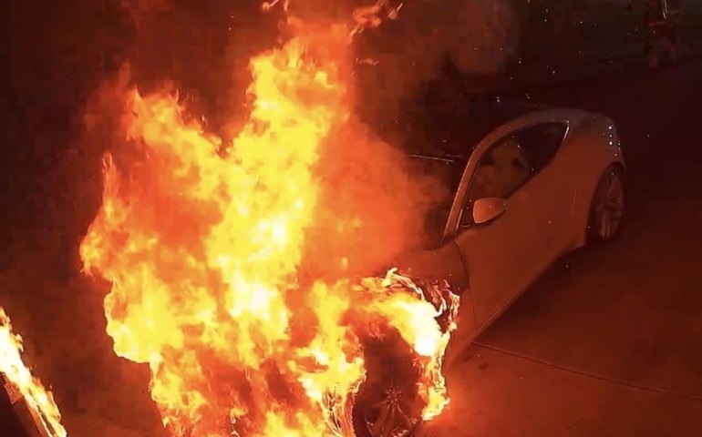 Streamer tem carro avaliado em R$ 600 mil incendiado por fã; veja vídeo