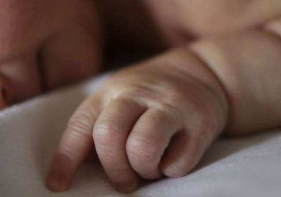 Criança de quase dois meses morre sufocada na cama com mãe e padrasto