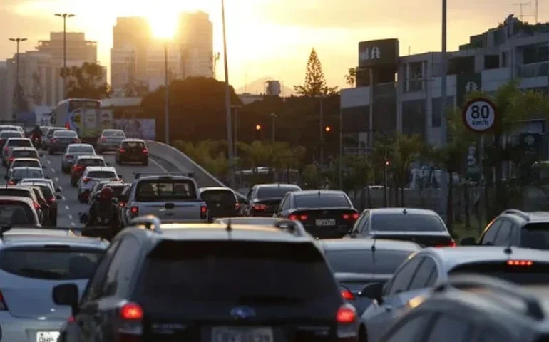 Árvore cai na Lagoa, provoca desvio de trânsito e engarrafamento na Zona Sul do Rio