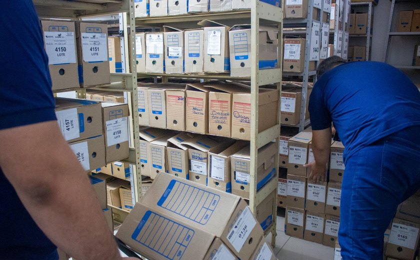 Juceal inicia transferência do arquivo de 132 anos de processos empresariais