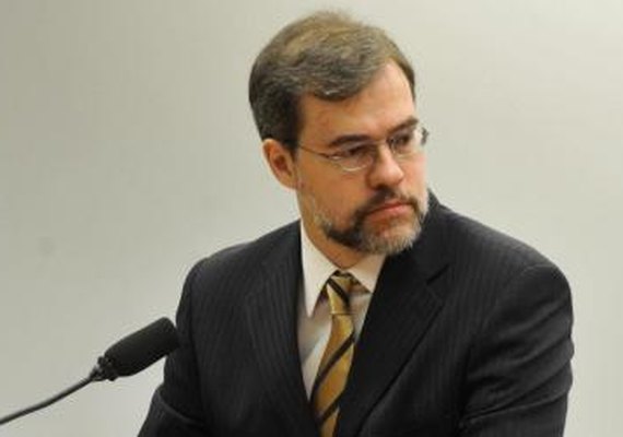 Presidente do TSE recomenda que eleitor não troque voto por favores