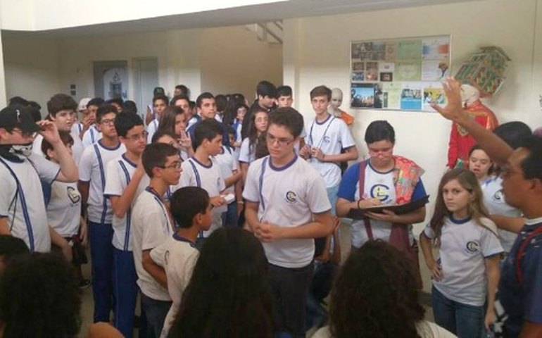 Alunos de Arapiraca recebem livros do programa para prevenção da violência
