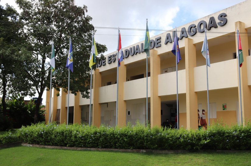 Discentes e docentes solicitam reforma no Campus VI da UNEAL em Maceió