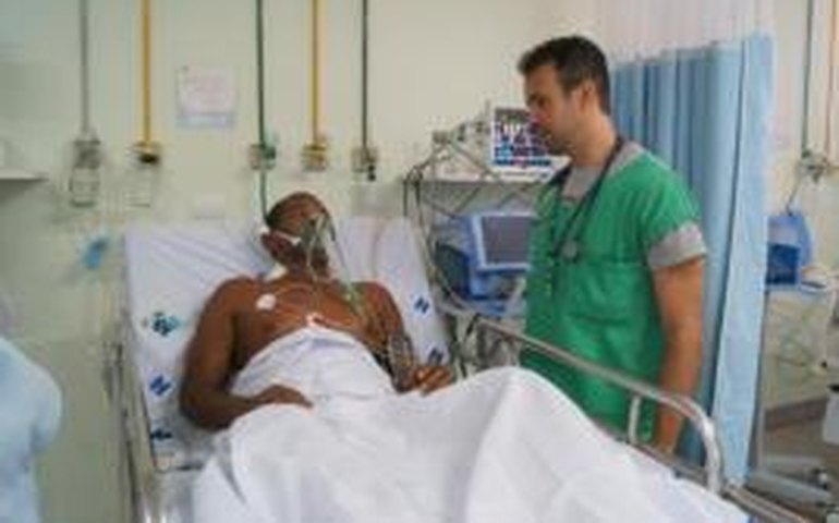 Recebe alta da Unidade de Terapia Intensiva do HGE homem que salvou criança de incêndio