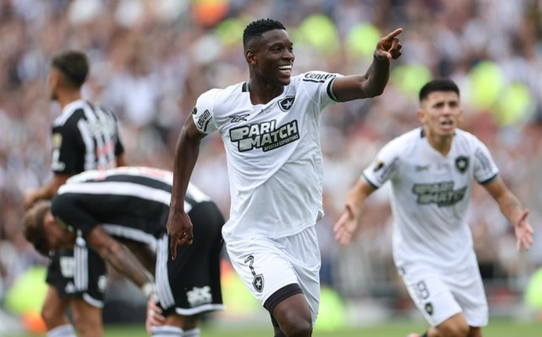 Botafogo encerra 30 anos de sofrimento, bate o Atlético-MG e é campeão da Libertadores