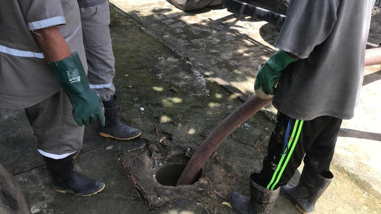 Prefeitura de Branquinha realiza mais uma ação de desobstrução da rede de esgoto