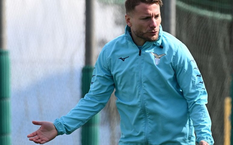 Atacante da Lazio é agredido por torcedores enquanto deixava o filho na escola