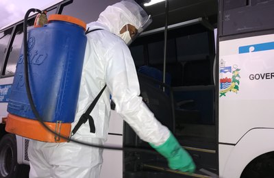 Prefeitura higieniza veículos de transporte alternativo de Murici e distribui álcool 70% para motoristas