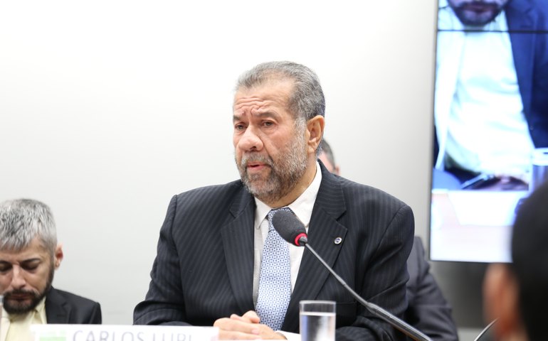 Após corte da Selic, Carlos Lupi volta a falar em queda no teto de juros do consignado do INSS