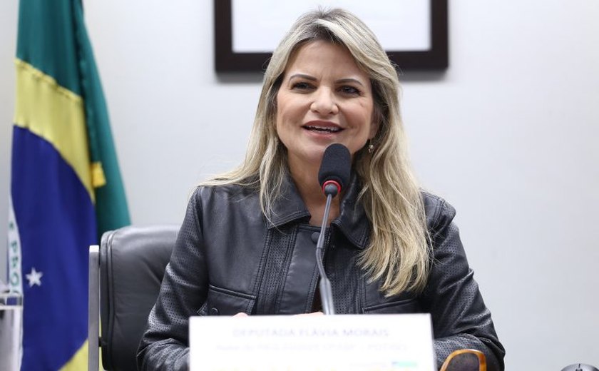 Comissão aprova oferta de curso de Libras em universidades para famílias de crianças com deficiência auditiva