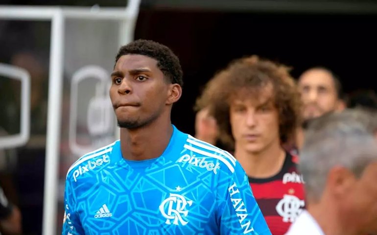 Com brilho de Hugo Souza, Flamengo vira e encerra o jejum contra o Fluminense