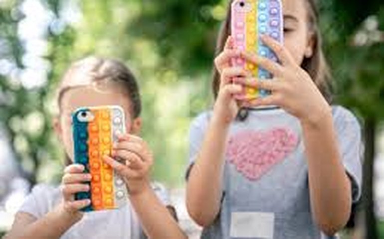 Não desgruda do celular? Isso pode prejudicar a saúde mental do seu filho, diz estudo