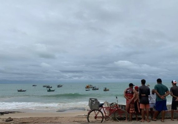 Marinha confirma que motor encontrado é de jangada que naufragou com pescadores