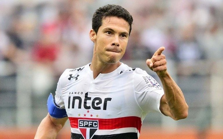 Aos 36 anos, Hernanes oficializa aposentadoria em evento no Morumbi