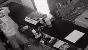 Assaltantes são flagrados arrombando restaurante para furtar objetos e beber cerveja em Aracaju; VÍDEO