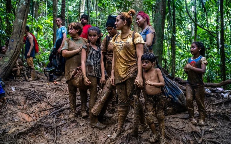 Venezuelanos impulsionam recorde migratório na selva de Darién: são mais da metade dos 248 mil que se arriscaram na rota