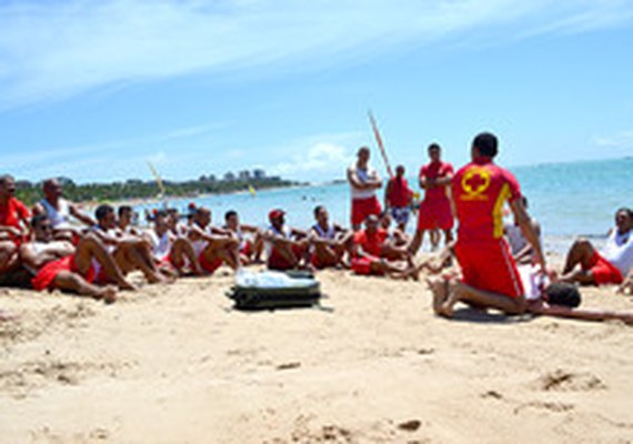 Corpo de Bombeiros realiza treinamento na Praia de Pajuçara