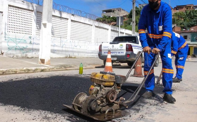 Operação tapa-buraco realiza recapeamento em ruas e avenidas de Maceió