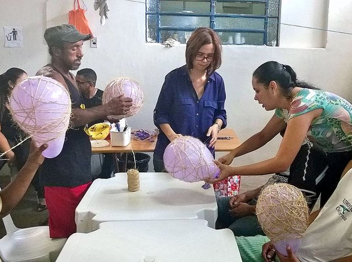 Centro POP 2 realiza oficina de luminárias com população de rua