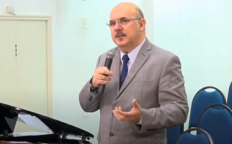 Ministro da Educação faz oração para Bolsonaro