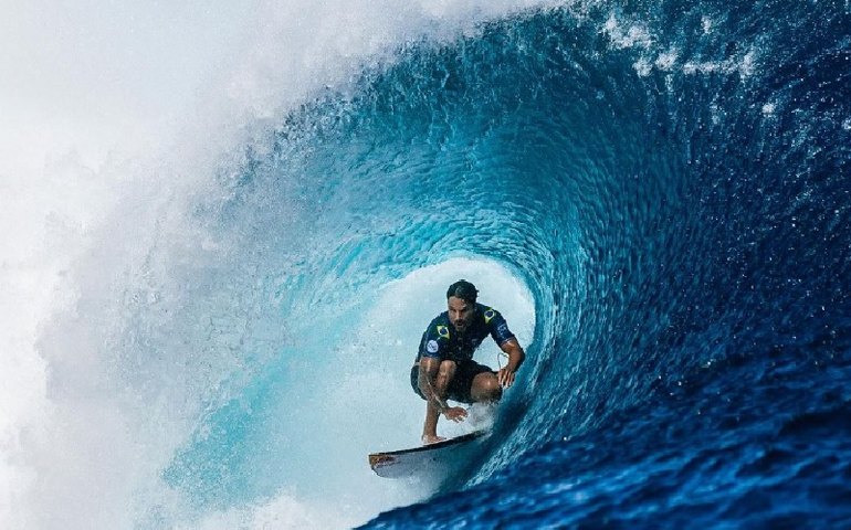Italo Ferreira ganha etapa de Teahupoo e Brasil desencanta no Circuito Mundial de surfe