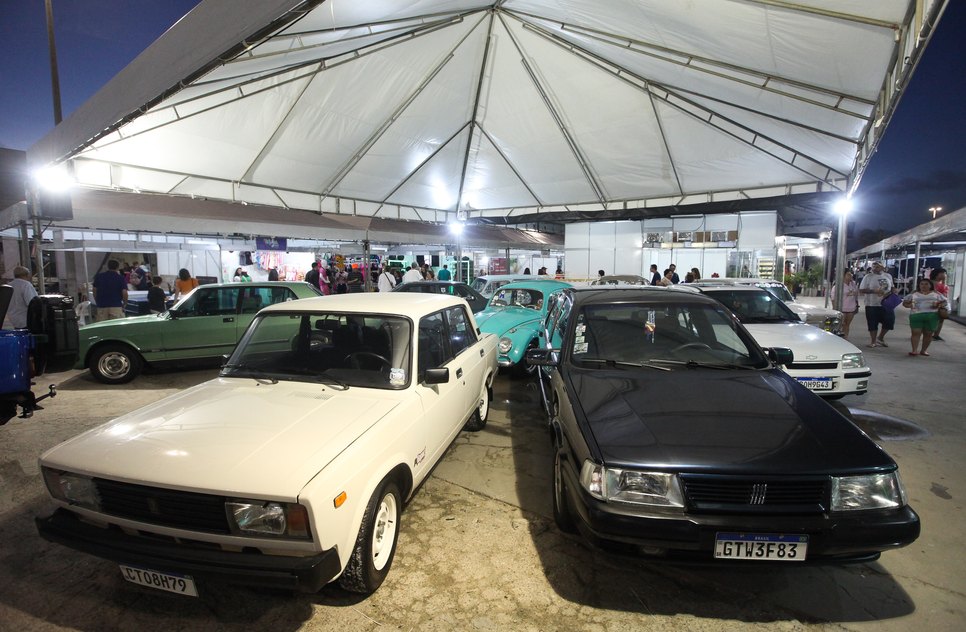 Exposição de carros antigos e feira de livros acontecem na Expo Verão Aracaju