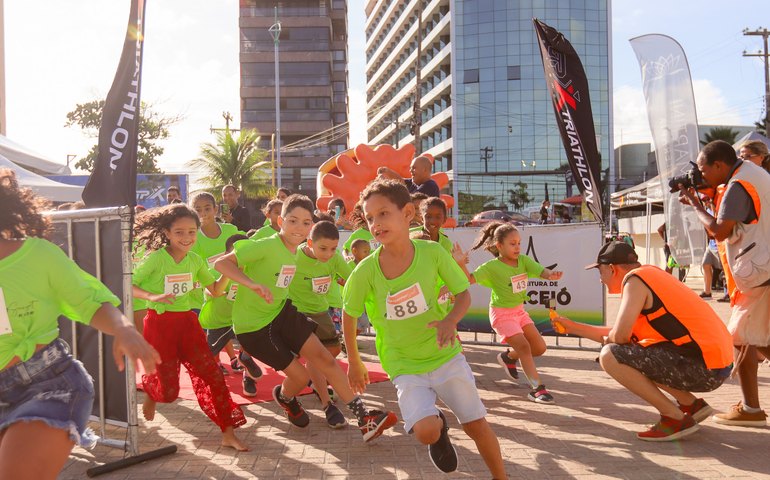 Crianças da Creche Sônia Cavalcanti participam de evento esportivo de triathlon na Pajuçara