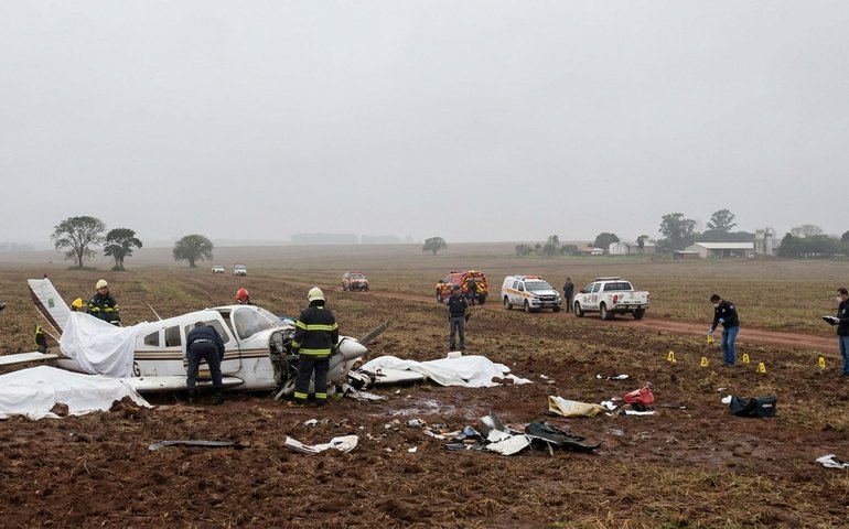 Duas pessoas morrem em queda de avião de pequeno porte no interior de São Paulo