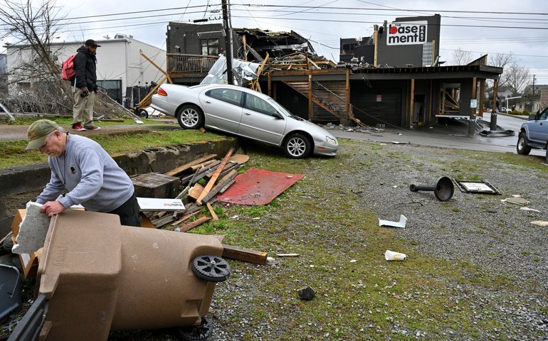 Número de mortos nos EUA por tornados do fim de semana sobe para 36