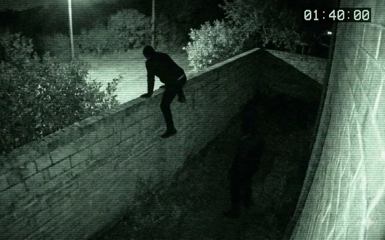 Imagens de segurança flagram suspeito pulando muro e invadindo chácara em Girau do Ponciano