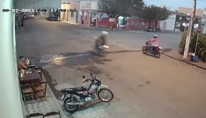 Sem respeitar sinalização, condutor de motocicleta invade cruzamento em alta velocidade. / Foto: Imagem: Reprodução/TV Atalaia