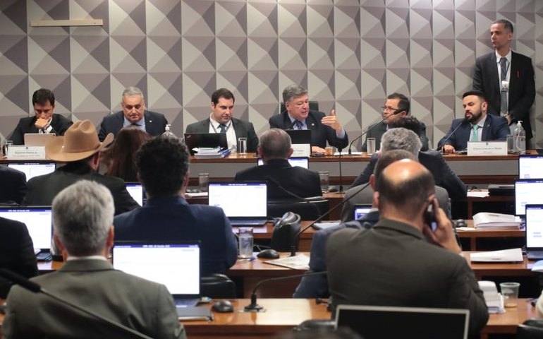 Obrigado a depor, ex-diretor do INSS não explica aumento de descontos em massa