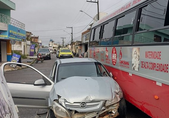 Carro se envolve em acidente com ônibus ﻿que transportava funcionários de hospital